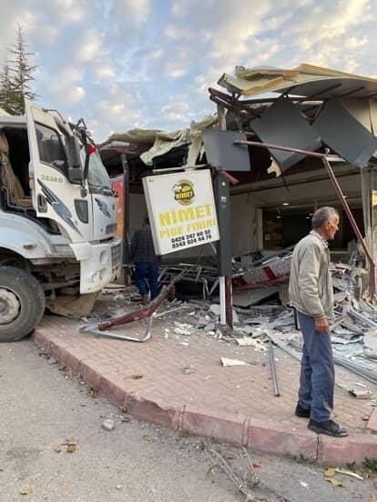 elazigda-freni-patlayan-kamyon-firina-daldi