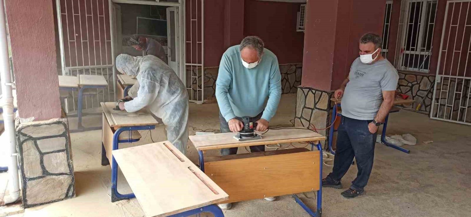 elele-veren-idareci-ve-ogretmenler-ustaya-ihtiyac-duymadan-okullarini-yeniliyor