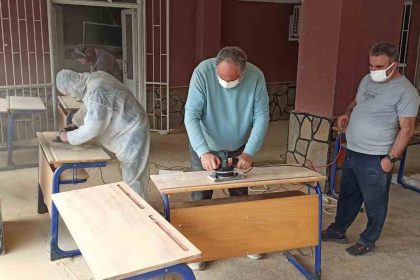 elele-veren-idareci-ve-ogretmenler-ustaya-ihtiyac-duymadan-okullarini-yeniliyor