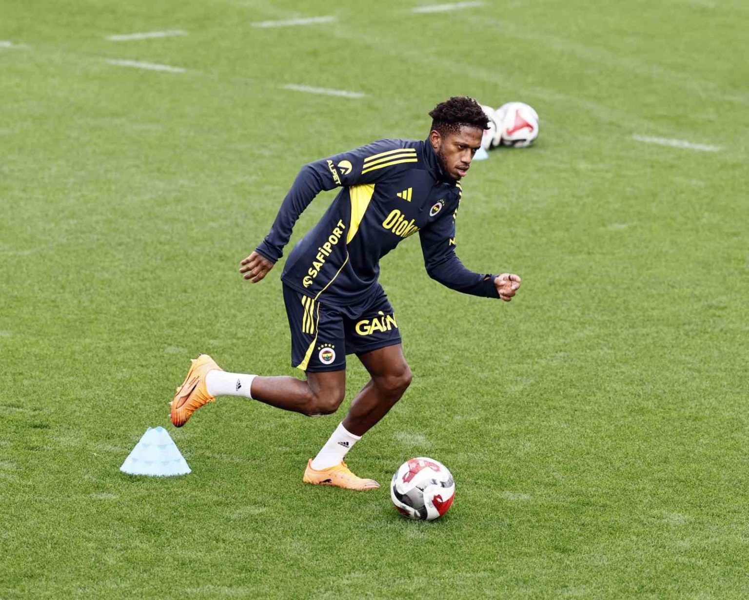 fenerbahce-1-gunluk-iznin-ardindan-calismalarina-devam-etti