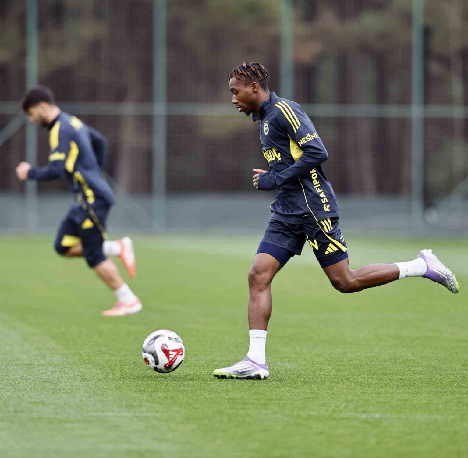 fenerbahce-gunu-cift-antrenmanla-tamamladi