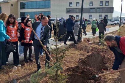 gsim-spor-kampuslerine-meyve-agaci-dikti