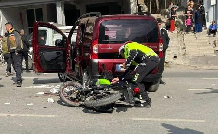 hakkaride-motosikletle-kamyonet-carpisti-1-yarali