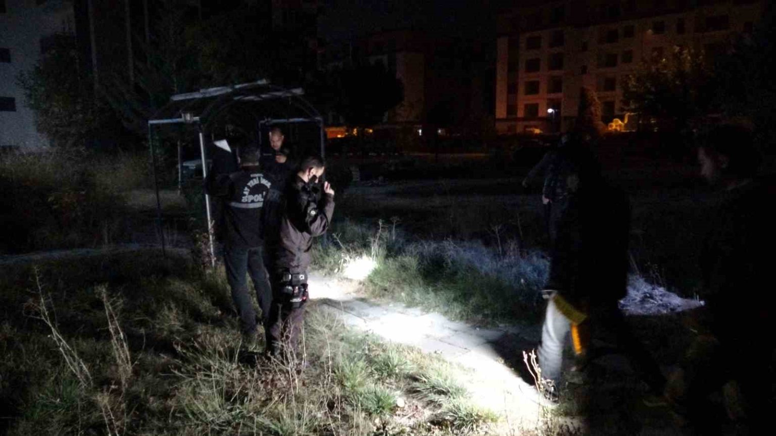 hirsizlik-zanlilari-kacarken-silahla-isciyi-yaraladi