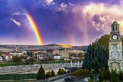 hisarcik-saat-kulesi-uzerinde-gokkusagi-guzelligi