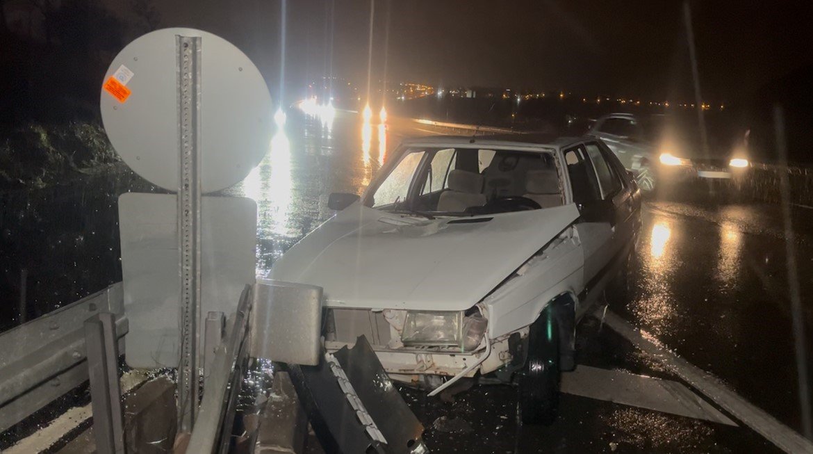 hurdaya-donen-otomobilden-yara-almadan-cikti-emniyet-kemeri-takmasam-camdan-cikardim-dedi