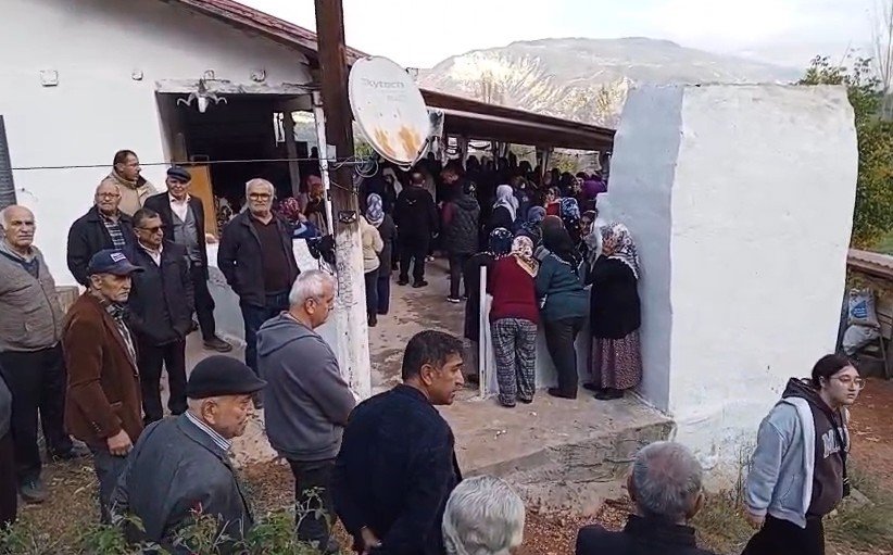 istanbulda-otel-odasinda-oldurulen-melisa-memleketi-tokatta-topraga-verildi