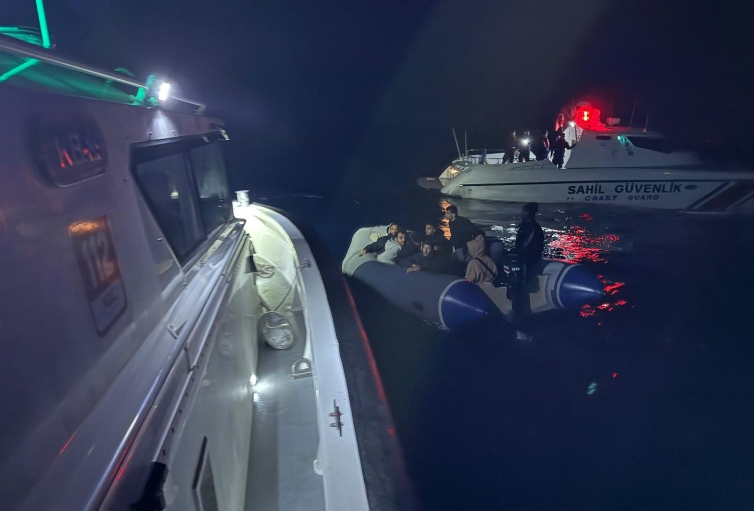 izmir-aciklarinda-27-duzensiz-gocmen-yakalandi-14-gocmen-kurtarildi