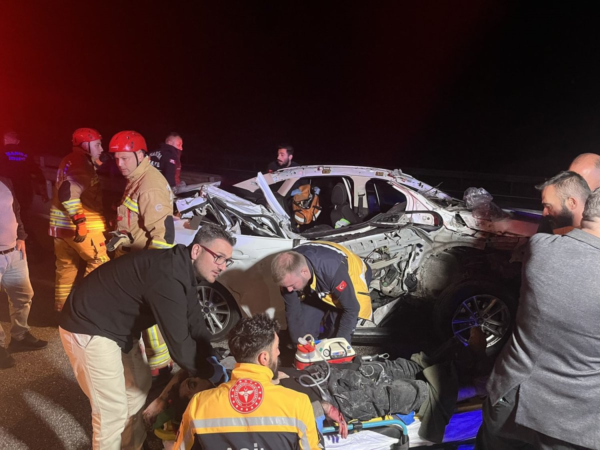 kamyonete-arkadan-carpan-otomobil-hurda-yiginina-dondu-1-olu-2-yarali