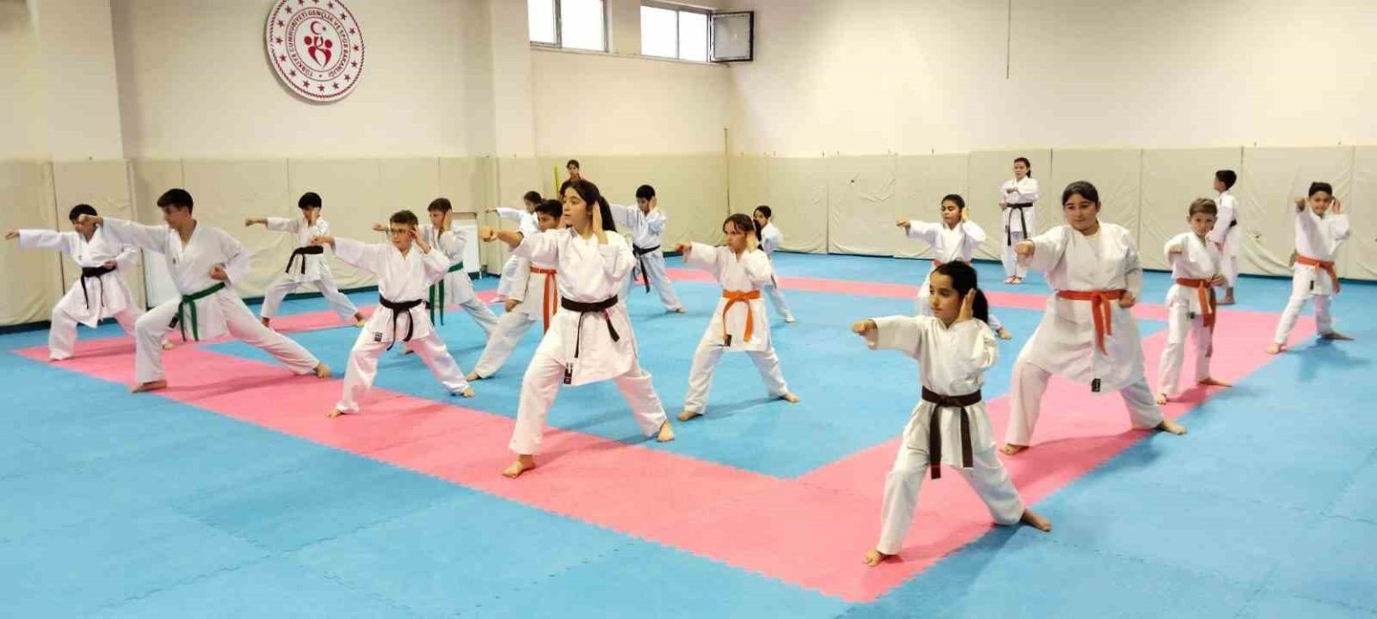 karate-kis-okulu-3-grup-calismalari-suruyor