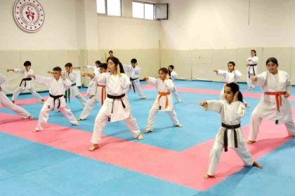 karate-kis-okulu-3-grup-calismalari-suruyor
