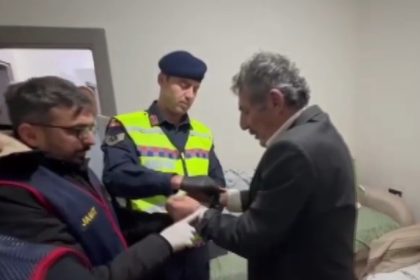 kardesini-oldurup-bir-kisiyi-yaralamisti-22-yil-sonra-yakalandi