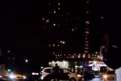 kavsakta-motosikletliye-araba-carpti