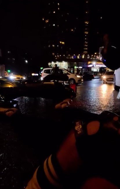 kavsakta-motosikletliye-araba-carpti