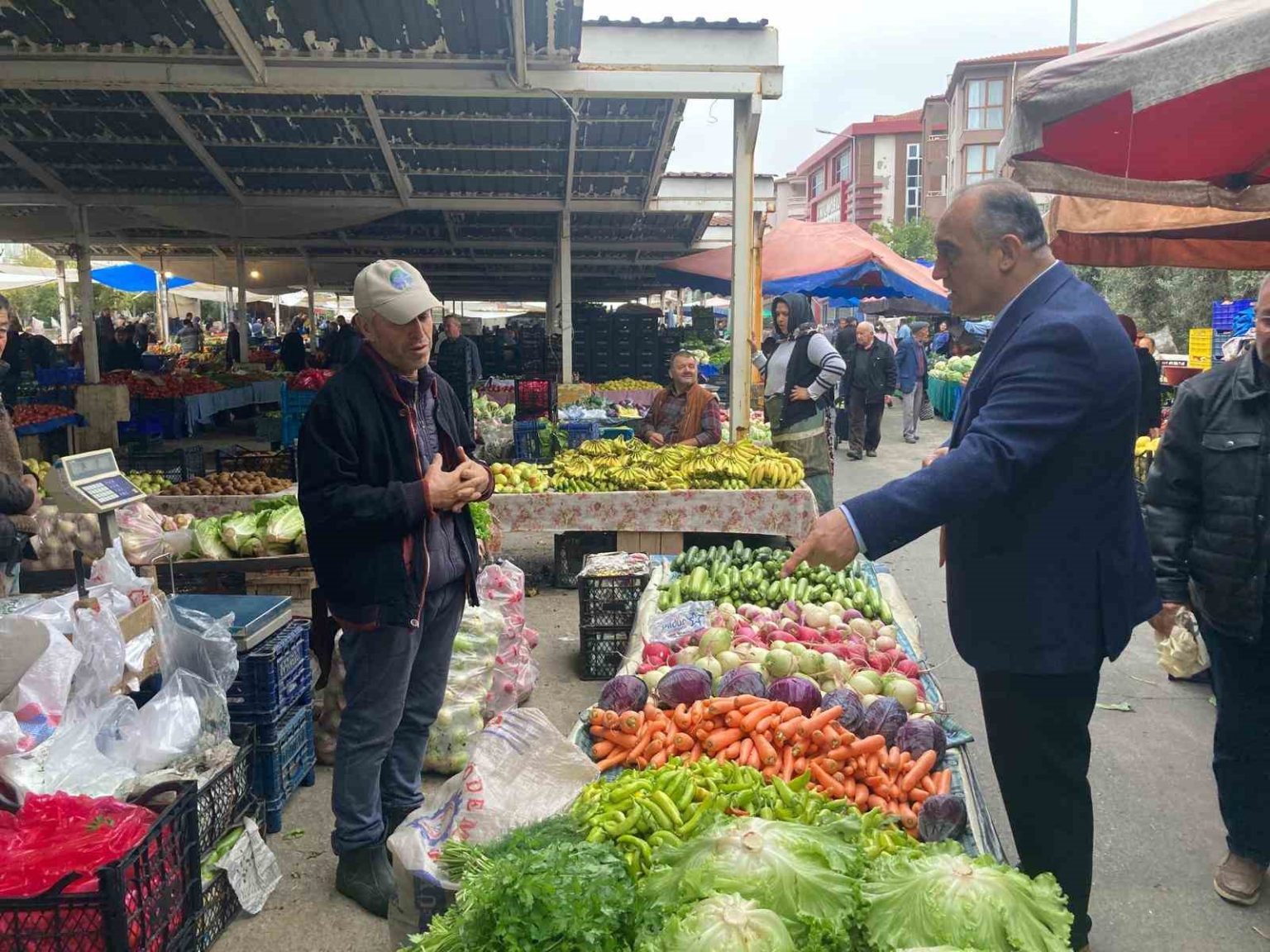 kaymakam-ilhan-pazarda-vatandaslar-ve-esnafla-bir-araya-geldi