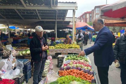 kaymakam-ilhan-pazarda-vatandaslar-ve-esnafla-bir-araya-geldi