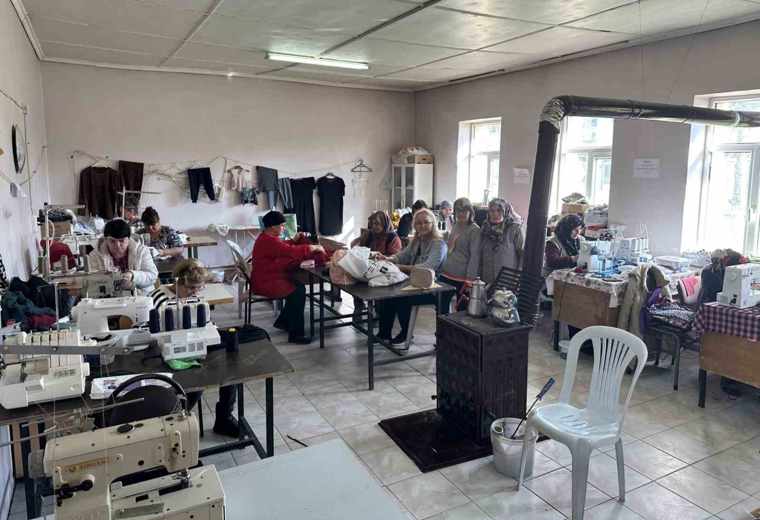 kirkkepeneklide-kadinlar-dikisle-uretime-katiliyor