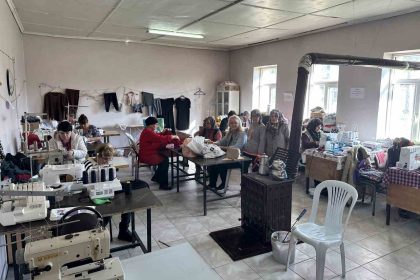 kirkkepeneklide-kadinlar-dikisle-uretime-katiliyor