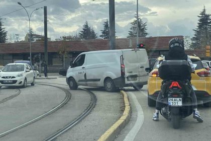 kirmizi-isikta-beklemek-yerine-kolay-yolu-secti