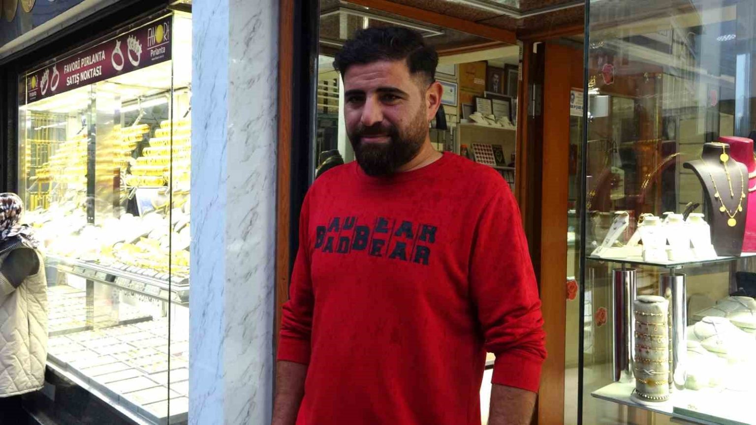 kuyumcunun-yanlislikla-fazladan-yaptigi-odemeyi-iade-etti