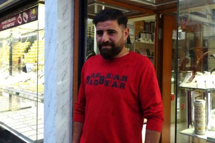 kuyumcunun-yanlislikla-fazladan-yaptigi-odemeyi-iade-etti