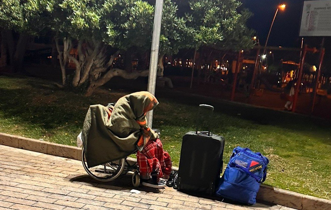 marmariste-70-yasindaki-kibris-gazisi-saatler-suren-ikna-cabalarinin-ardindan-aparta-yerlestirildi