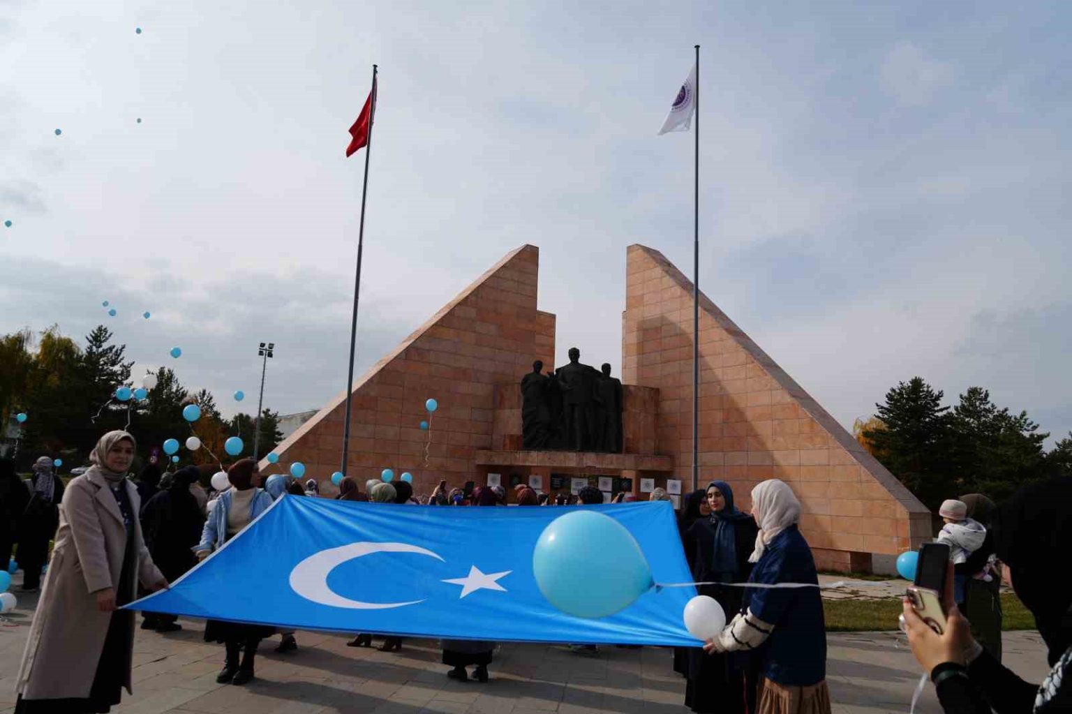 mavi-beyaz-balonlarla-dogu-turkistanin-sesi-oldular