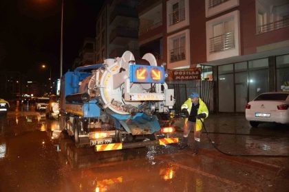 meski-taskin-nedeniyle-kapanan-yolu-aninda-ulasima-acti