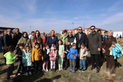 milli-agaclandirma-gununde-minikler-fidanlari-toprakla-bulusturdu