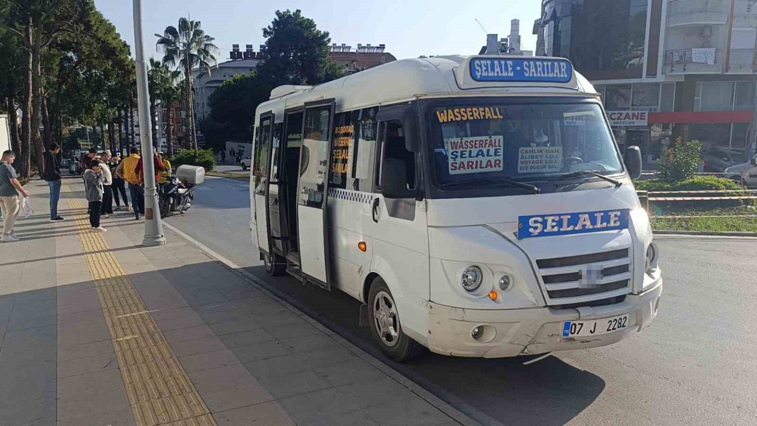 minibuse-carpmamak-icin-motosikleti-devirdi-1-yarali