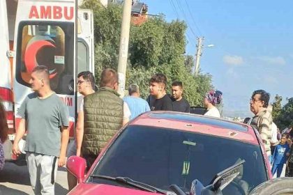 motosiklet-u-donusu-yapan-otomobile-carpti-2-yarali