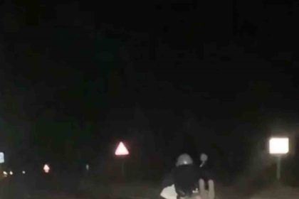 motosikleti-yuzustu-uzanarak-kullanan-surucuye-5-bin-146-tl-ceza