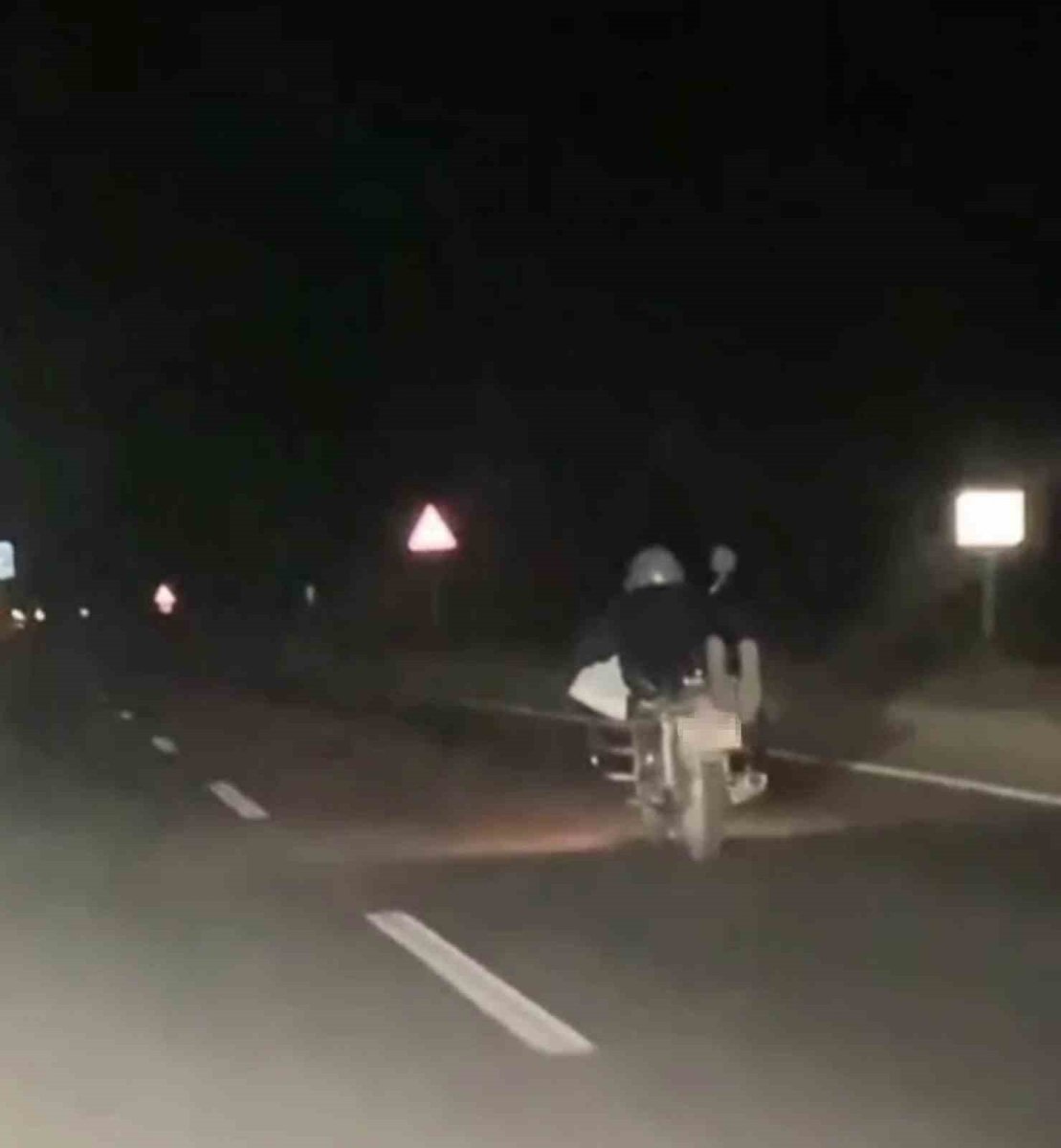 motosikleti-yuzustu-uzanarak-kullanan-surucuye-5-bin-146-tl-ceza