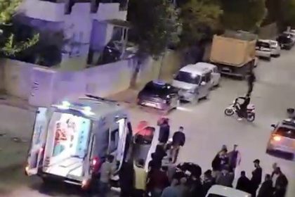 motosikletle-otomobilin-carpisma-anlari-kameralara-yansidi-1i-agir-2-yarali