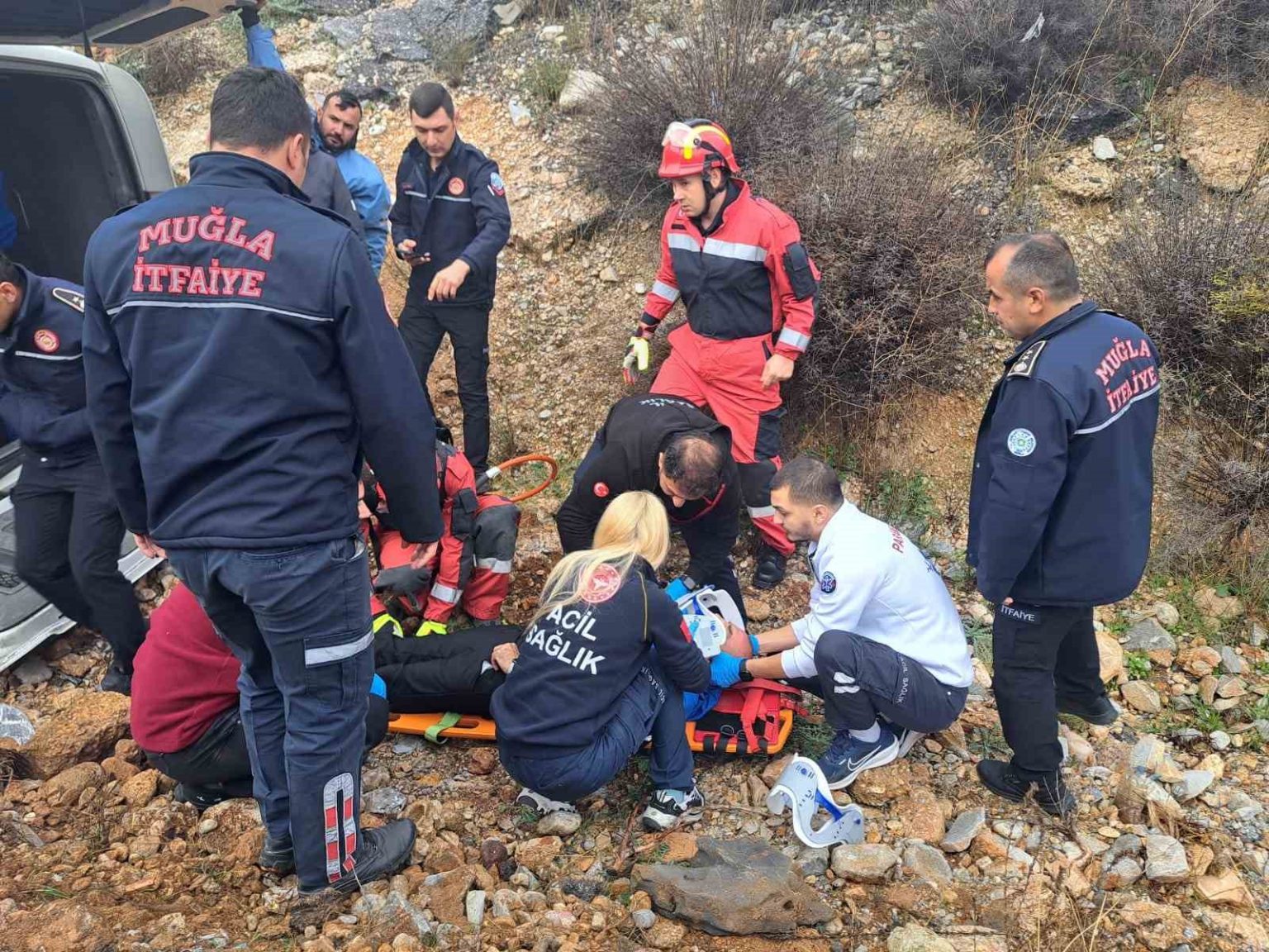 muglada-yolcu-minibusu-devrildi-13-yarali