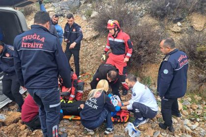 muglada-yolcu-minibusu-devrildi-13-yarali