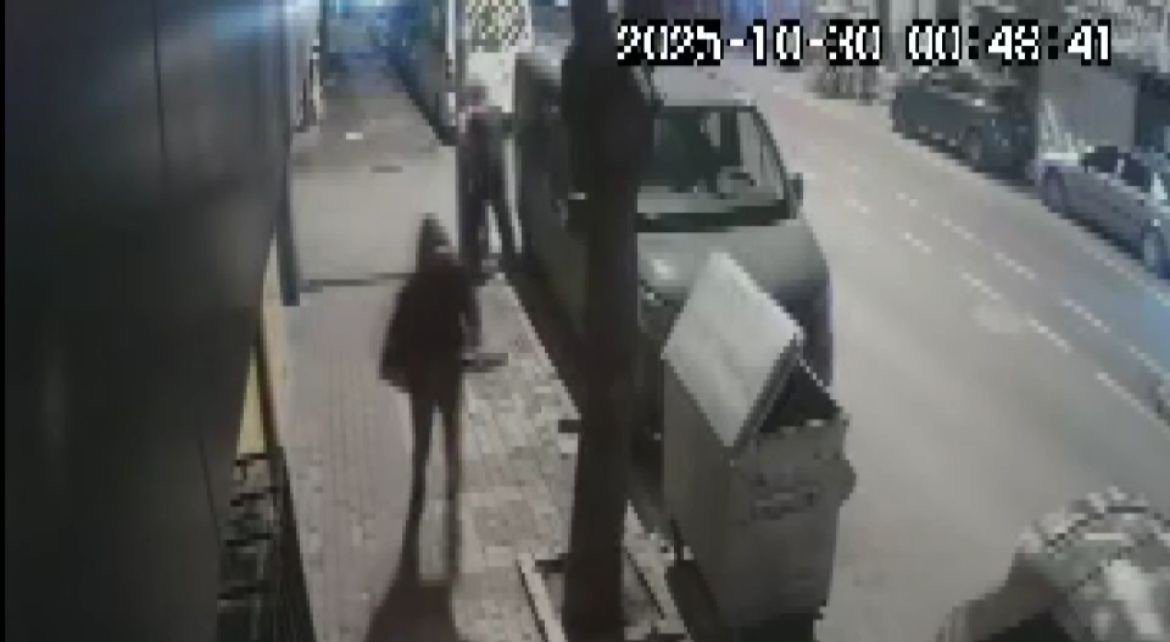 musaade-isteyip-is-yerini-kursunladi-o-anlar-guvenlik-kamerasina-yansidi