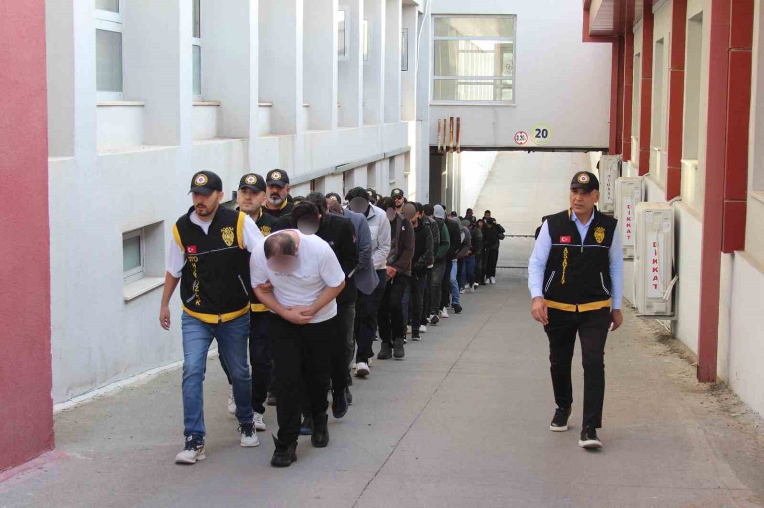 muteahhitleri-19-milyon-lira-dolandiran-sebeke-cokertildi-23-ilde-dev-operasyon