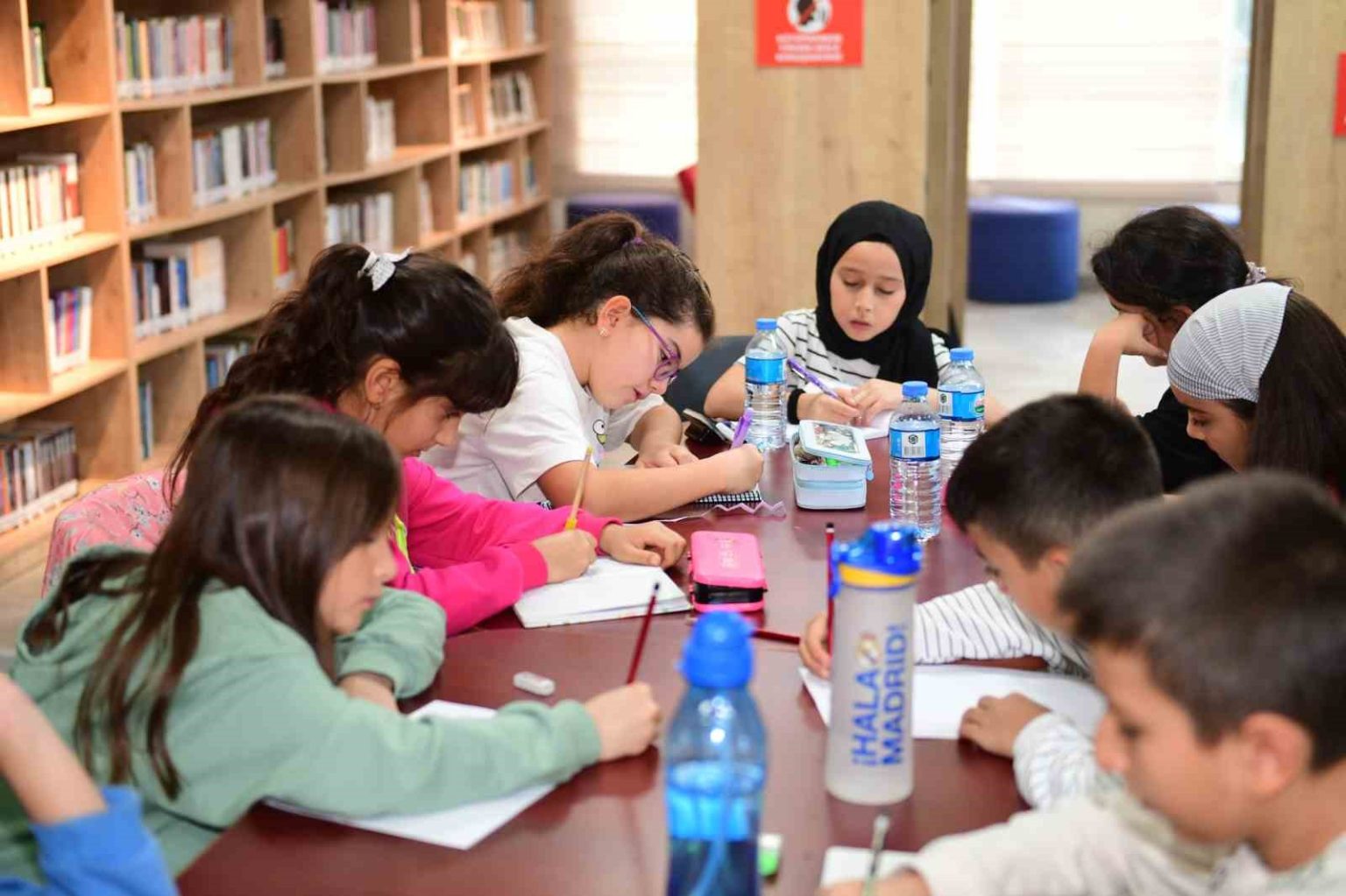 osmangazide-cocuklar-hayallerini-kagida-dokuyor