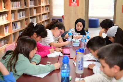 osmangazide-cocuklar-hayallerini-kagida-dokuyor