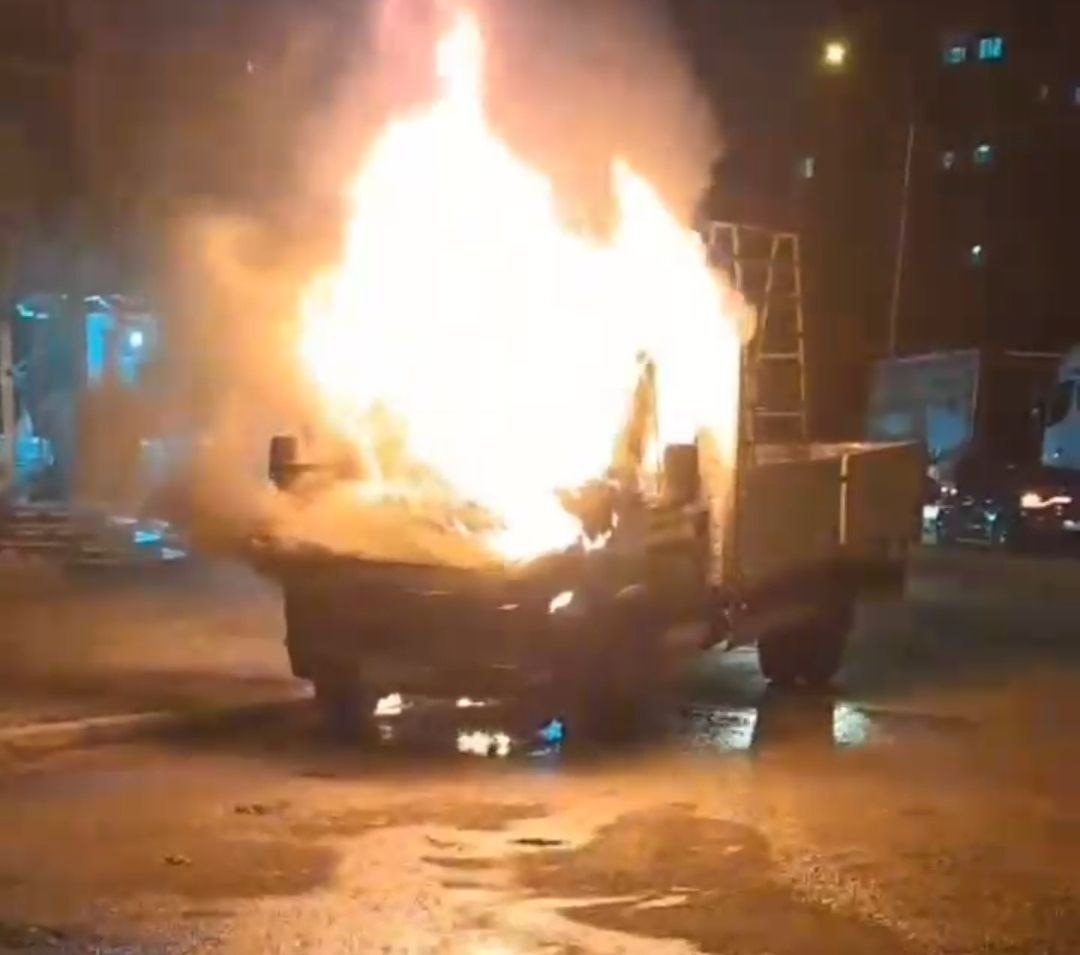 park-halindeki-kamyonet-alevlere-teslim-oldu