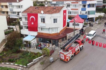 sehidin-evine-turk-bayragi-asildi