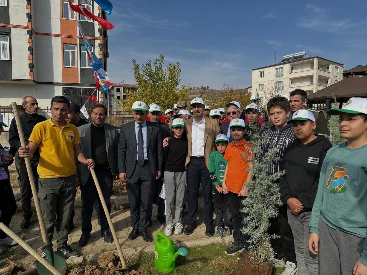 sincikte-fidanlar-toprakla-bulustu