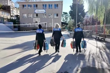 sinop-polisinden-ogrencilere-egitim-seti-destegi