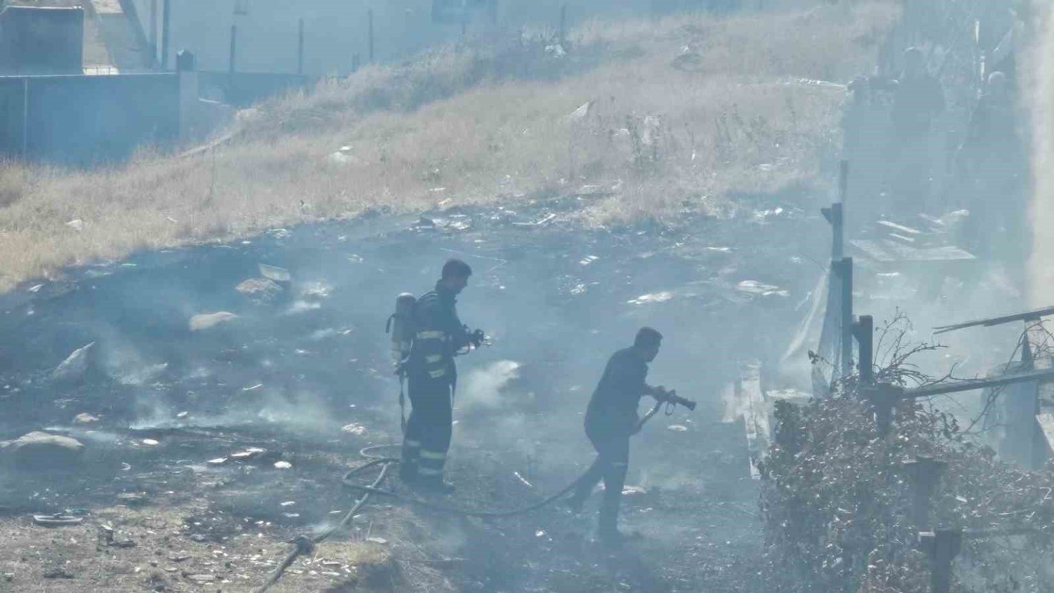 sirnakta-bos-arazideki-odun-ve-lastikler-yandi