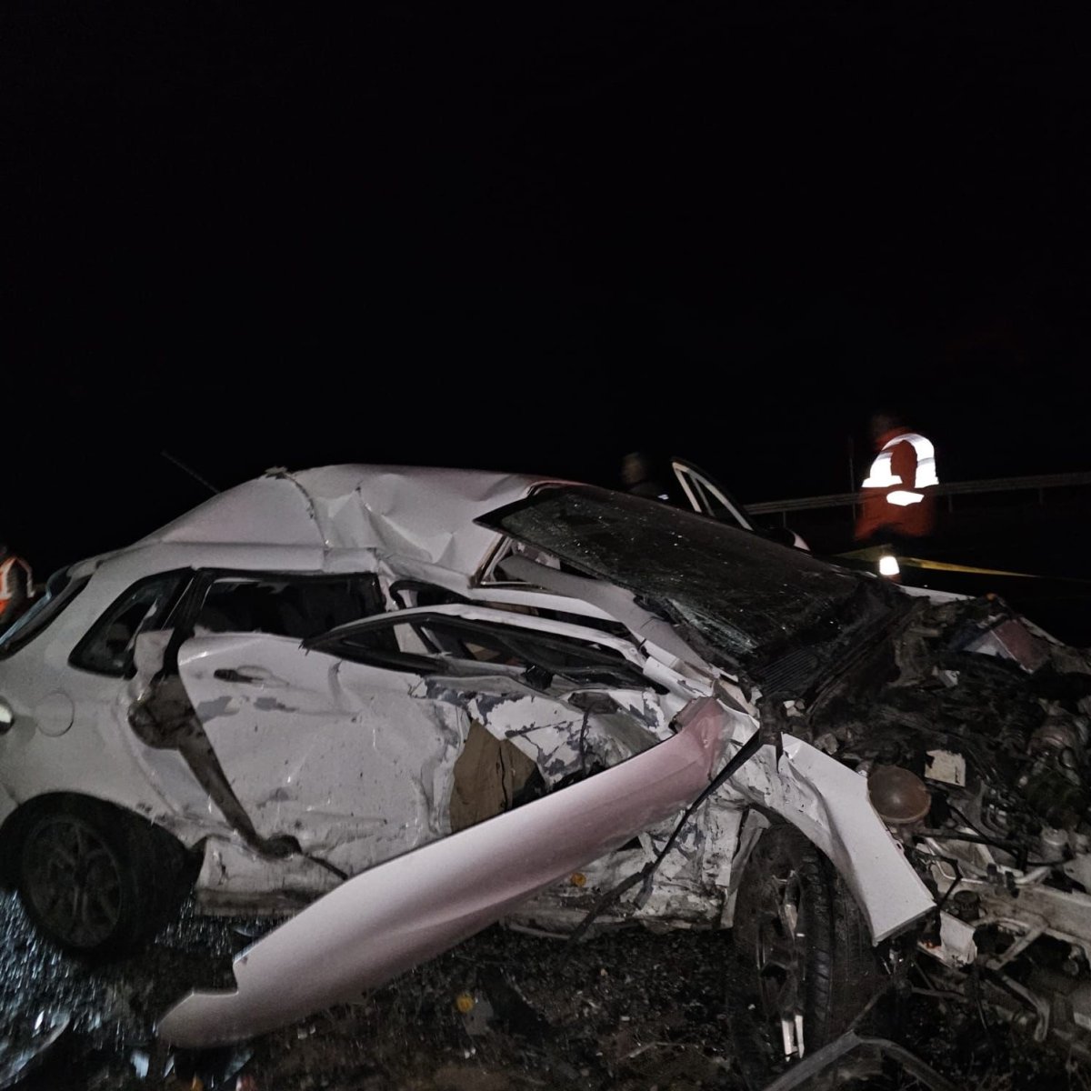 sivasta-iki-otomobil-carpisti-1-olu-2-yarali