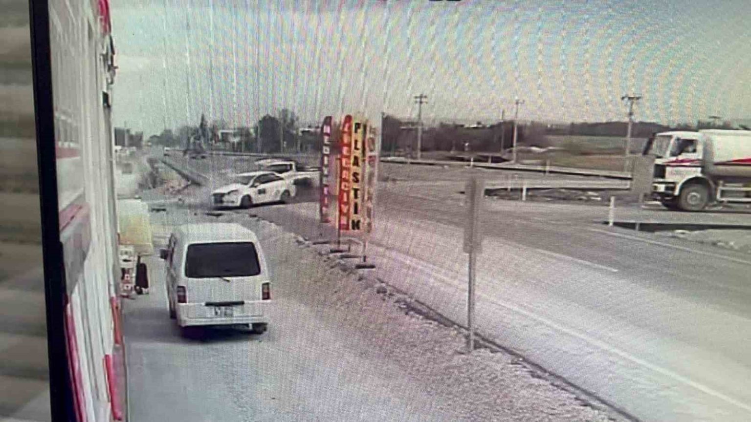 sokaga-donmek-isteyen-otomobile-arazi-araci-carpti-kaza-ani-kameraya-yansidi