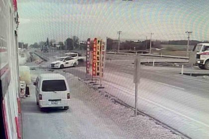 sokaga-donmek-isteyen-otomobile-arazi-araci-carpti-kaza-ani-kameraya-yansidi