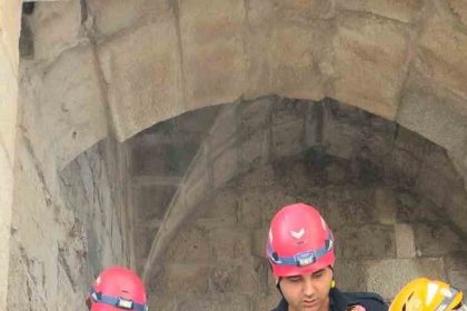 tarihi-kaleye-cikarken-ayagi-kirildi-sedyeyle-1-kilometre-tasinarak-hastaneye-kaldirildi