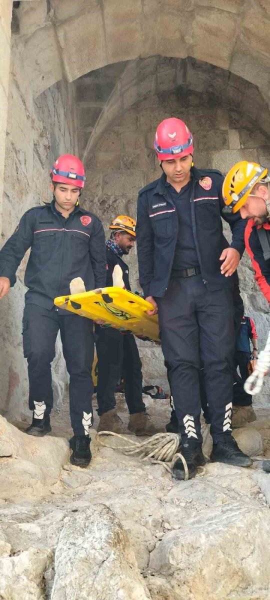 tarihi-kaleye-cikarken-ayagi-kirildi-sedyeyle-1-kilometre-tasinarak-hastaneye-kaldirildi